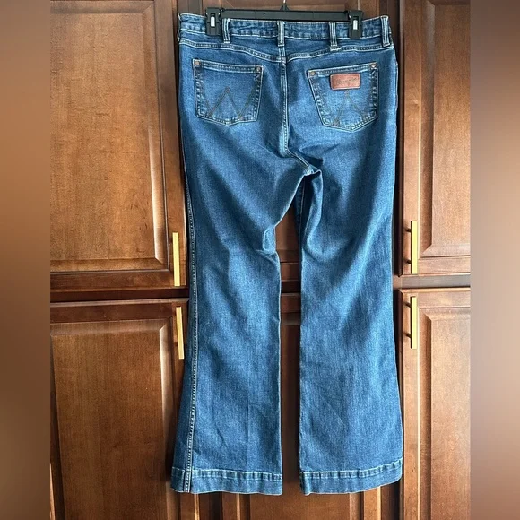 Wrangler Retro Women's Classic Blue High Rise Trouser Jeans. - Picture 2 of 7